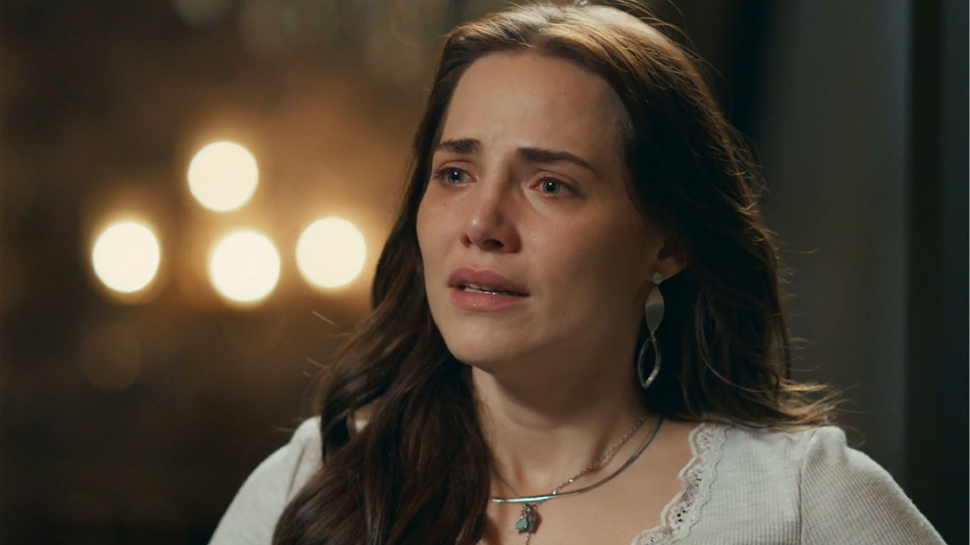 Pilar usa doença de Elisa contra Adriana em Quem Ama Cuida